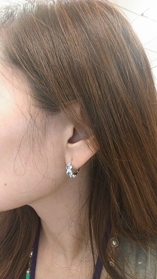 Doesn't Lisa look great with our Glimmer Flower Circle Earrings? Thank you for sharing Lisa!